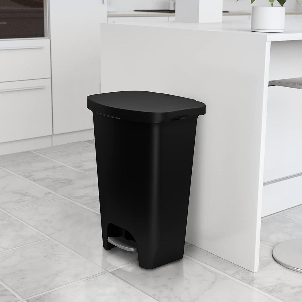 13 Gallon Plastic Trash Can with Lid, Matte Black W126